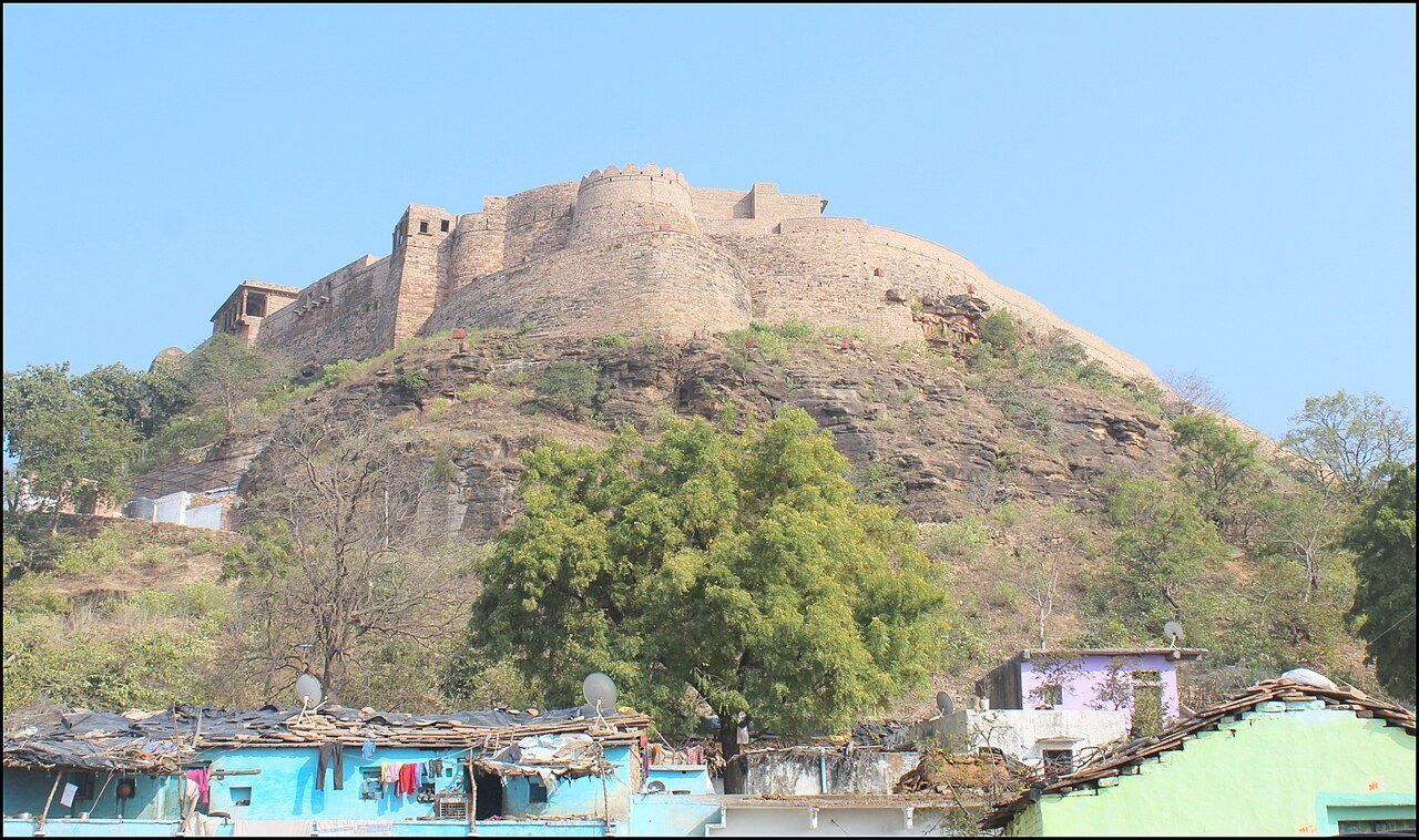 Chanderi Fort & Saree Weavers Corridor: Exquisite Silk Heritage of MP